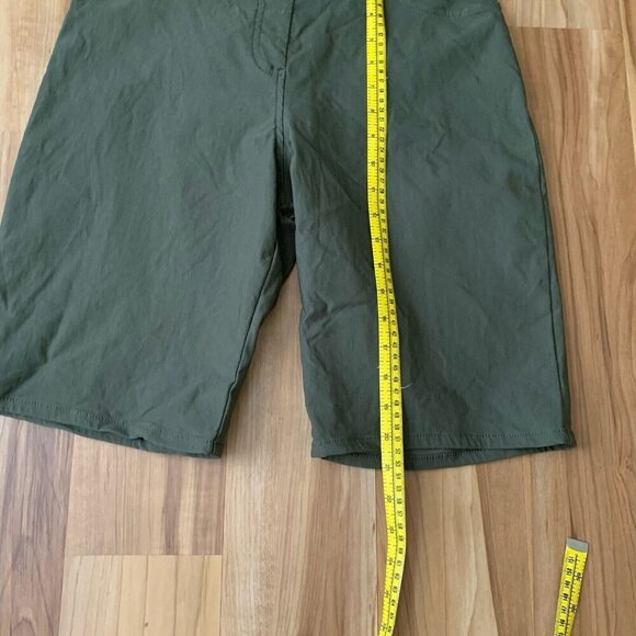 Tahari Green Pull On Bermuda Shorts Size Medium Stretch Pockets - Picture 3 of 7